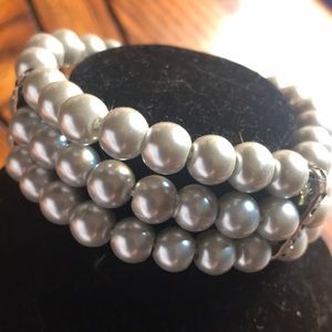 Stretchy gray pearl bracelet